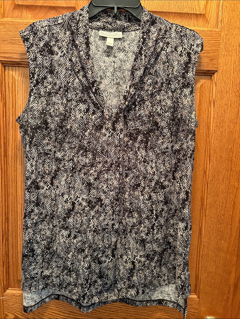 Dana Buchman Black, White & Gray Sleeveless V-Neck Printed Top